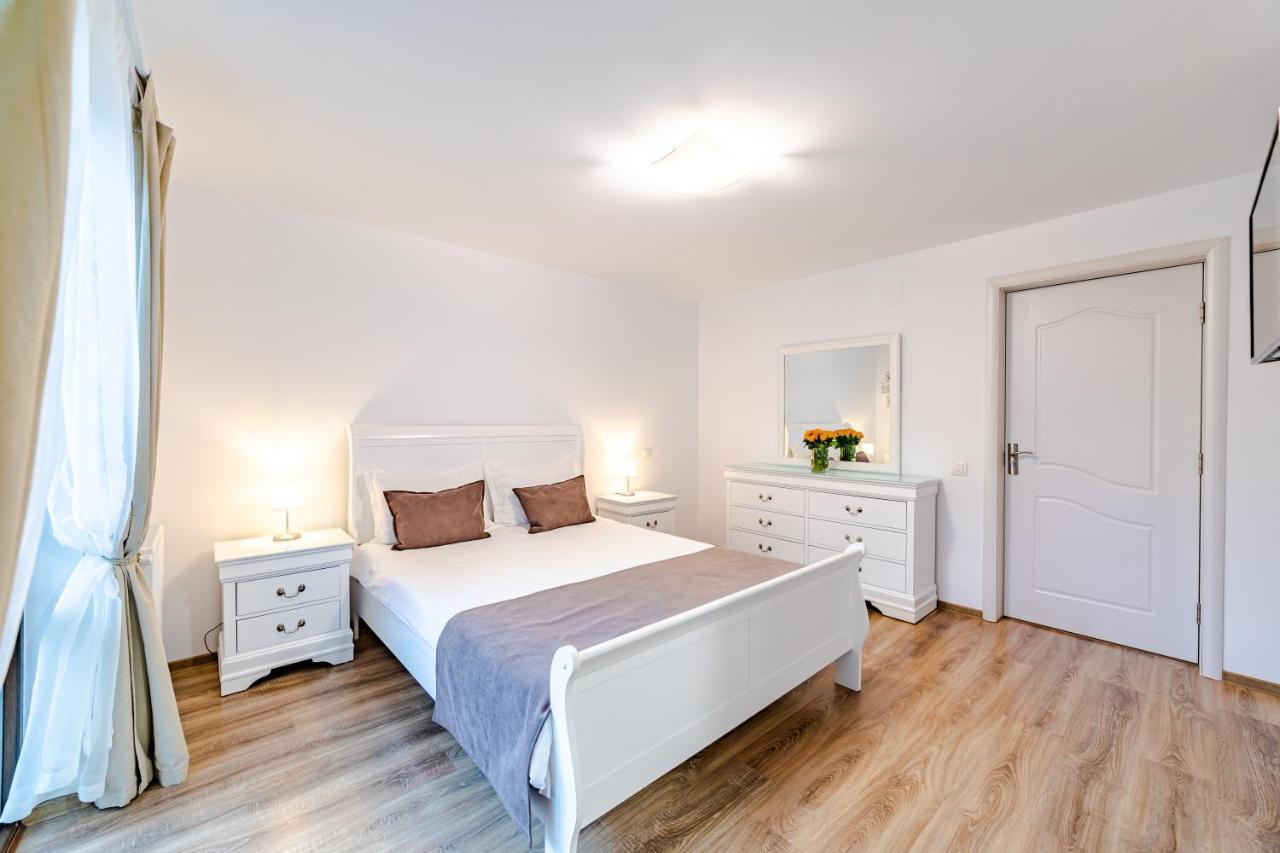 Yael Luxury Apartments 2 Buşteni エクステリア 写真